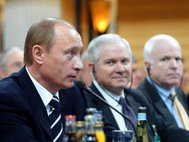 Владимир Путин, Роберт Гейтс и Джон Маккейн (слева направо). Фото: Сергей Гунеев/РИА Новости