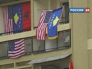 Флаги Косово, Албании и США на улицах Брюсселя. Кадр: «Россия 24»
