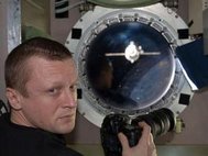 Космонавт Дмитрий Кондратьев наблюдает подлет к МКС беспилотного корабля «Прогресс-М-10М». Фото: NASA