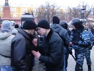 Столкнвения фанатов с ОМОНом на Манежной площади 11 декабря 2010 года. Автор: EXLMOTODEV. Кадр: YouTube