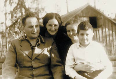 Д. А. Франк-Каменецкий с женой Еленой Ефимовной, дочерью Тэмой и сыном Максимом во дворе своего дома в Сарове. 1950 год.