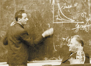 Молодой биофизик С. Э. Шноль и Д. А. Франк-Каменецкий на семинаре в Пущино-на-Оке.