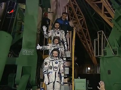 Космонавты у подножия ракеты. Фото Роскосмоса.