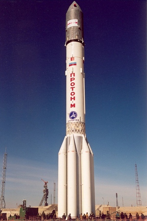 Подготовка ракеты Протон-М к старту. Фото ГКНПЦ им. М. В. Хруничева