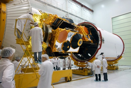 Шесть спутников Глобалстар-2 на адаптере помещают в головной обтекатель. Фото Arianespace