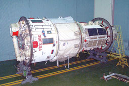Подготовка служебного модуля на космодроме Байконур. Фото РКК Энергия им. С.П.Королева