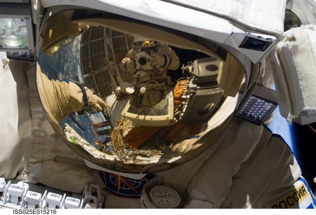 Фёдор Юрчихин фотографирует Олега Скрипочку во время выхода в открытый космос. Фото НАСА