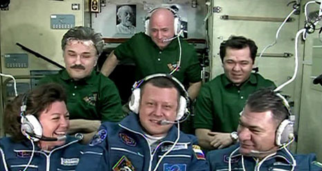Команда экспедиции МКС-26 сразу после открытия переходных люков после стыковки. Фото НАСА