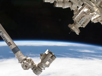 Canadarm2 слева, Dextre справа. Фото NASA