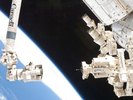 Canadarm2 слева, Dextre справа. Фото NASA