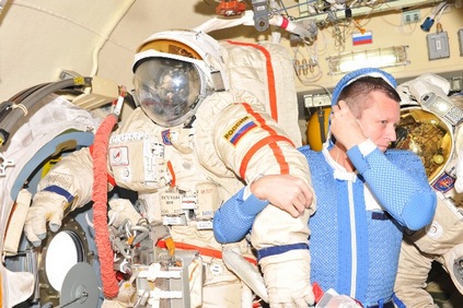 Папа готовится впервые выйти в открытый космос... Фото пресс-службы Роскосмоса