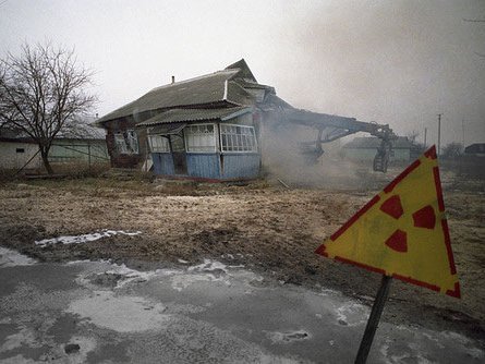 Одна из покинутых деревень в районе Чернобыльской АЭС сносится из-за поражения радиацией