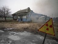 Одна из покинутых деревень в районе Чернобыльской АЭС сносится из-за поражения радиацией. Фото: Игорь Костин/РИА Новости