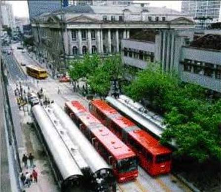Трассирование автобусных маршрутов по обособленным полосам вдоль осевой линии улиц городского центра