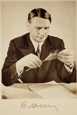 Т.Д. Лысенко на вклейке в пятом издании
Агробиологии (1949)