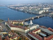 Вид на Неву и Дворцовый мост в Санкт-Петербурге с вертолета.
