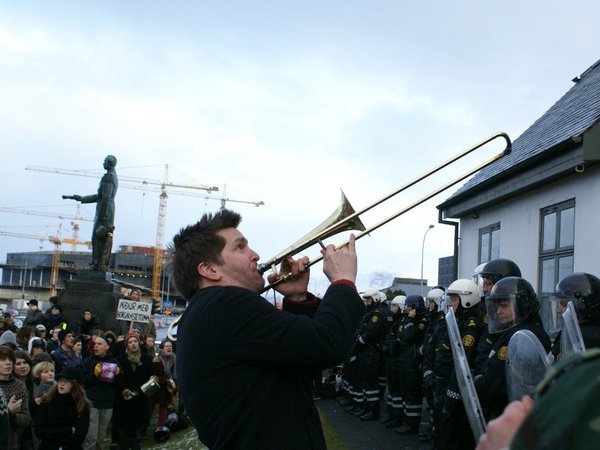 Манифестация перед резиденией премьер-министра Исландии. Источник: Wkipedia. Автор: Oddur Benediktsson