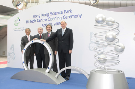Открытие биотехнологического центра. Энтони Тан слева. Фото Корпорации научных и технологических парков Гонконга