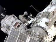Российские космонавты Геннадий Падалка и Юрий Маленченко в открытом космосе