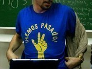Дмитрий Энтео демонстрирует майку с лозунгом Hemos pasado!, ответом Франко на лозунг испанских партизанов No pasaran!, который был написан на майке Надежды Толоконниковой
