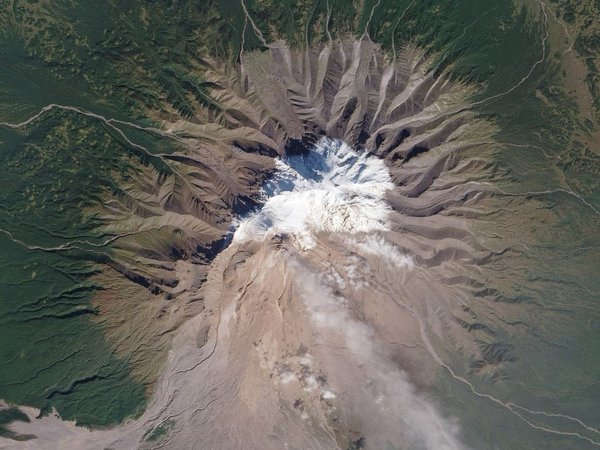 Выброс пара и пепла из кратера вулкана Шивелуч на Камчатке, 7 сентября 2010 г. Фото: NASA