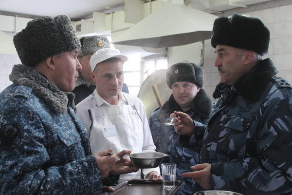 Замглавы ФСИН Александр Сапожников пробует еду в столовой ИК-12