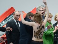 Путин разглядывает активистку FEMEN
