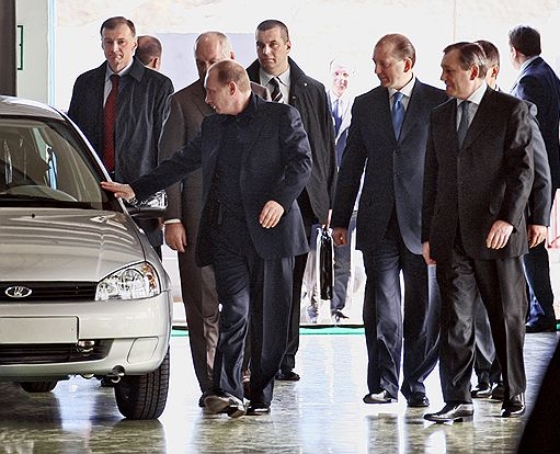 Владимир Путин во время визита на «АвтоВАЗ»