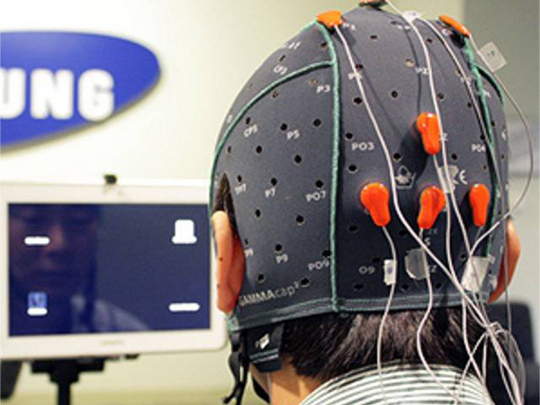 Шлем с электродами для "чтения мыслей"