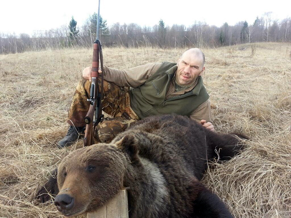 Николай Валуев с убитым медведем