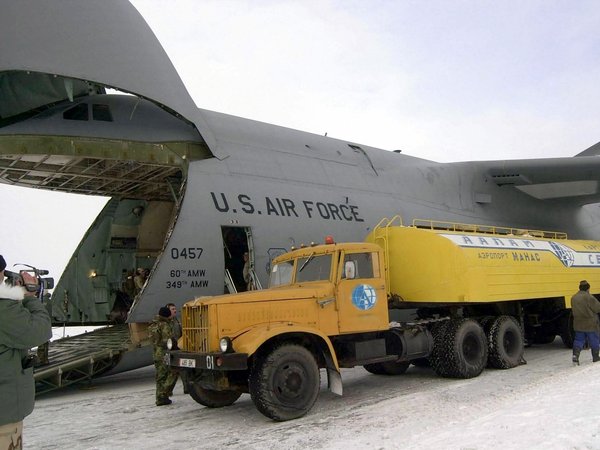 Топливозаправщик ТЗ-22 и C-5 Galaxy ВВС США на бывшей базе "Манас".