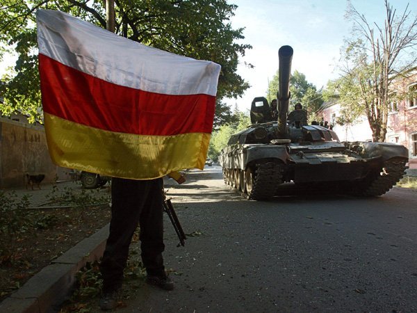 Местный житель приветствует танки 58 армии России въезжающие в Цхинвал