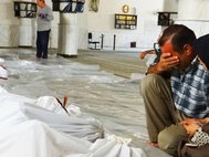 Родители оплакивают жертв химической атаки в Сирии