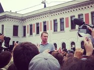 Алексей Навальный у здания Ярославского вокзала