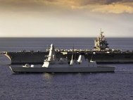 Американский авианосец «Энтерпрайз» (USS Enterprise) и британский эсминец HMS Daring (на переднем плане)