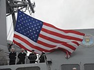 Флаг США на ракетном эсминце USS Forrest Sherman