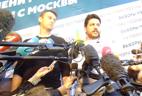 Алексей Навальный и глава его штаба Леонид Волков после окончания голосования в Москве 8 сентября 2013 года