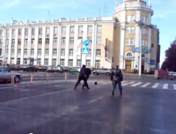 Избиение на глазах у полицейского в Кемерово