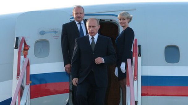 Владимир Путин на трапе самолета