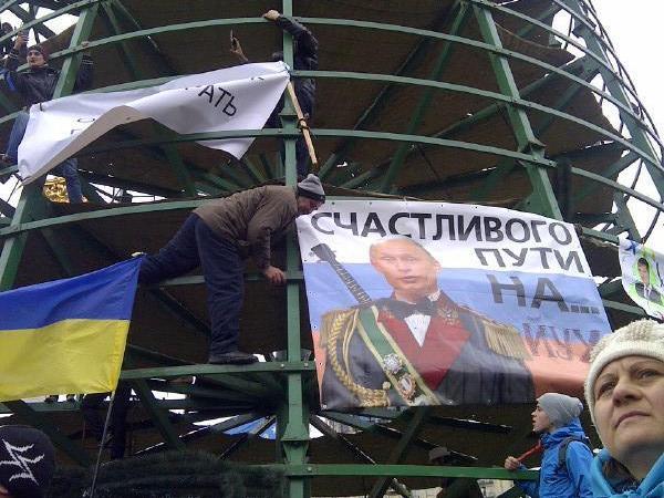 Оппозиционеры разбирают елку на Майдане