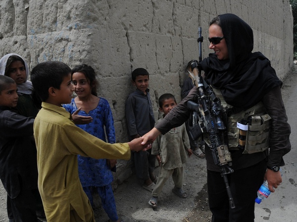 Американская военнослужащая из отряда культурной поддержки в Афганистане