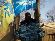 Боец «Беркута» на фоне флага Украины