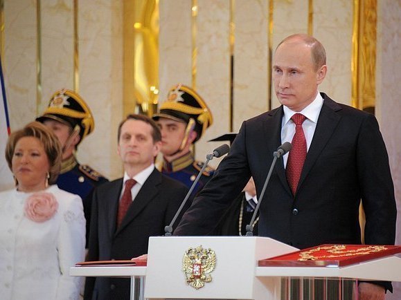 Владимир Путин приносит присягу на Конституции РФ в рамках церемонии инаугурации. Фото: Пресс-служба Президента РФ
