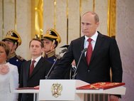 Владимир Путин приносит присягу на Конституции РФ в рамках церемонии инаугурации