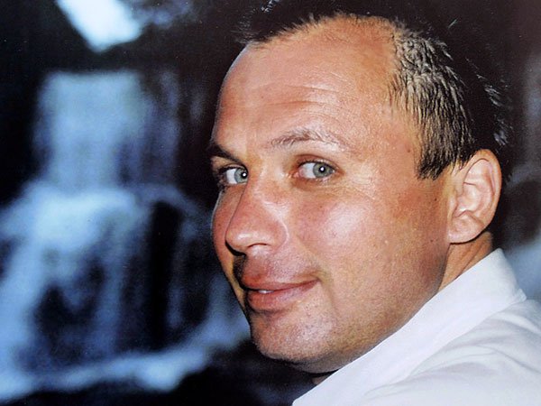 В первый раз за семь лет увидевший дочь летчик Ярошенко не сдержал эмоций