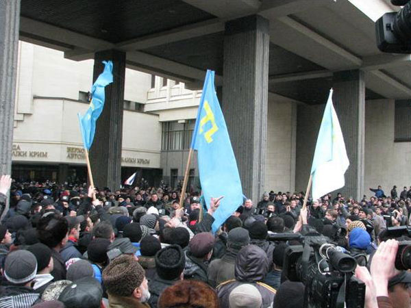 Митингующие у парламента Крыма