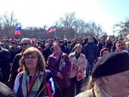 Участники митинга в Севастополе