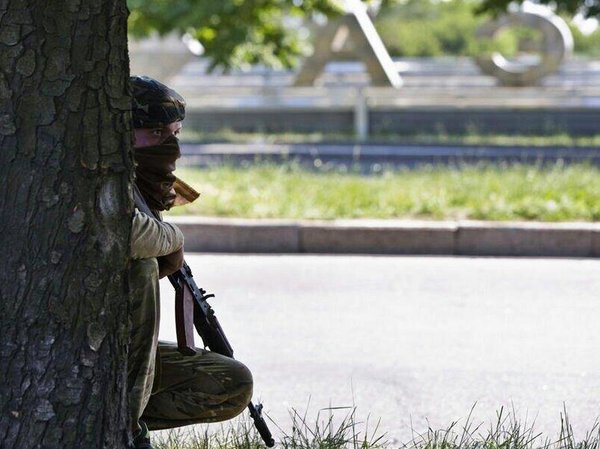 Ополченец около аэропорта в Донецке
