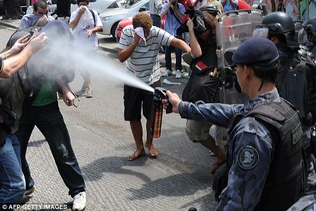 Полиция разгоняет участников акции протеста