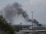 Дым над аэропортом Донецка, 26 мая 2014 года.